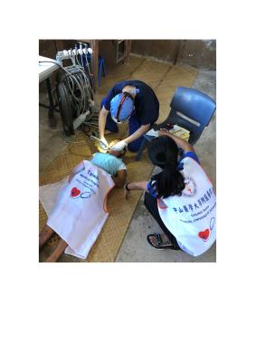 中山附醫-王彥凱醫師在吐瓦魯校園(外島)幫學童進行牙科填補治療