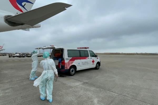 聯新桃園國際機場醫療中心接力以防疫救護車護送至聯新國際醫院