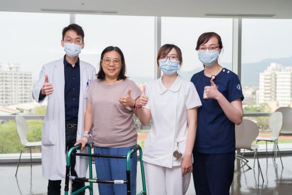 醫師趙子鎔（左）與患者冼女士在出院前開心合影。