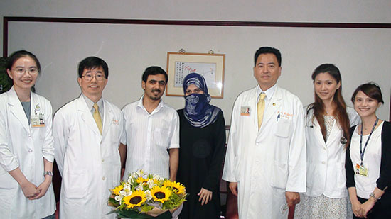 沙國女子白度(左四)成功完成人工子宮頸手術重生，感謝長庚婦產部教授李奇龍(左二)、整形外科副教授鄭明輝(右三)團隊。