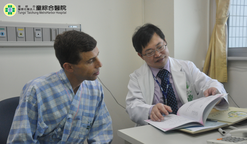 Dokter Tung berkonsultasi dengan pasien asing