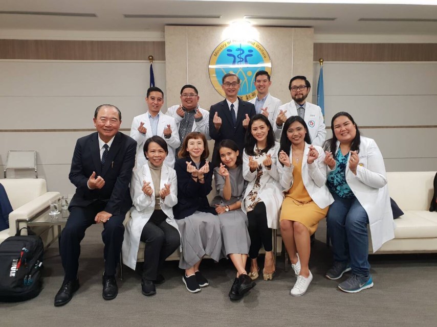 2018菲律賓8位來台受訓醫師赴衛福部受頒結訓證書