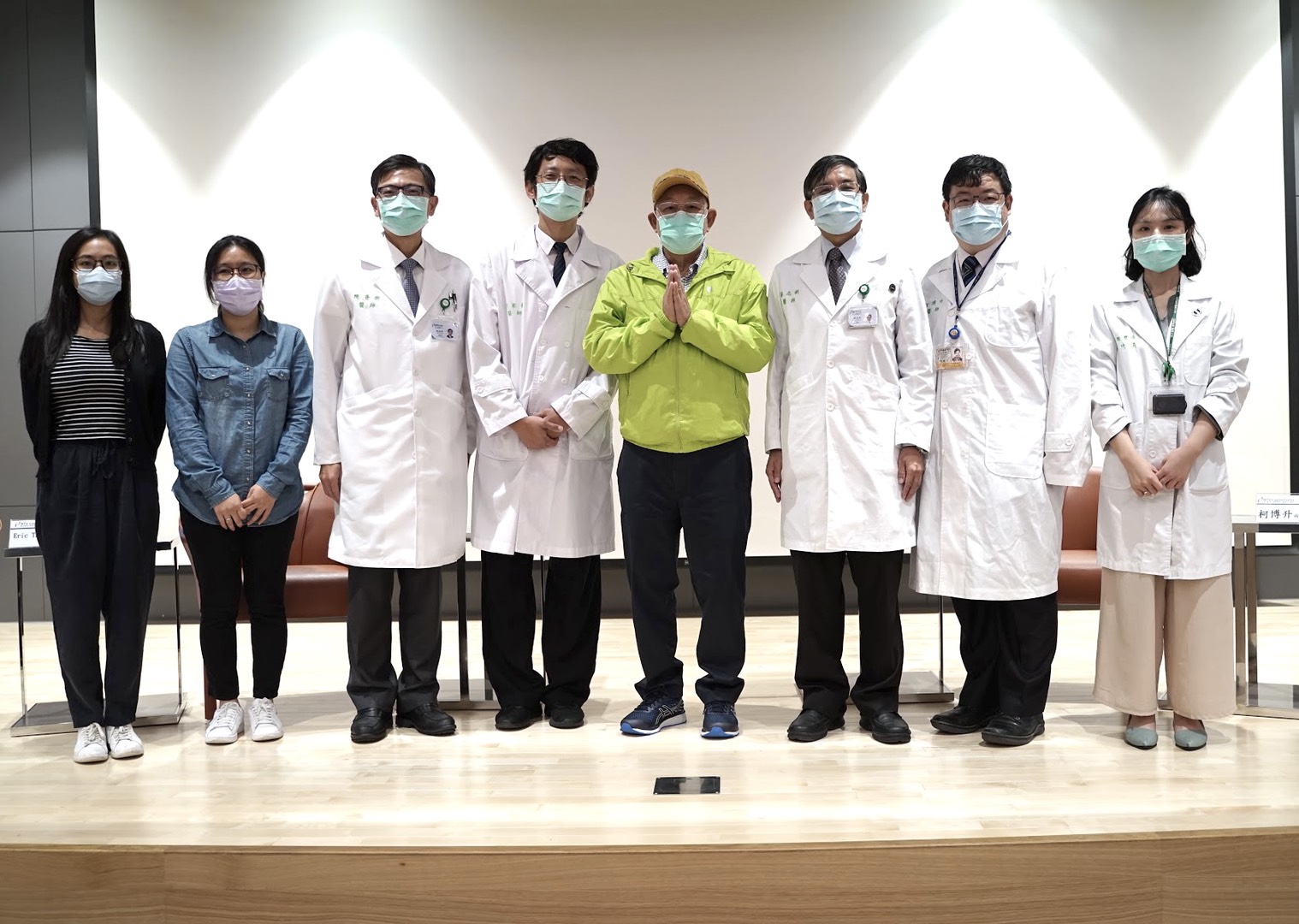病友與院方團隊合影