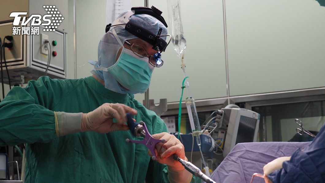 中醫大附醫脊椎中心陳賢德主任採用「3D導航輔助脊椎畸形截骨矯正手術」