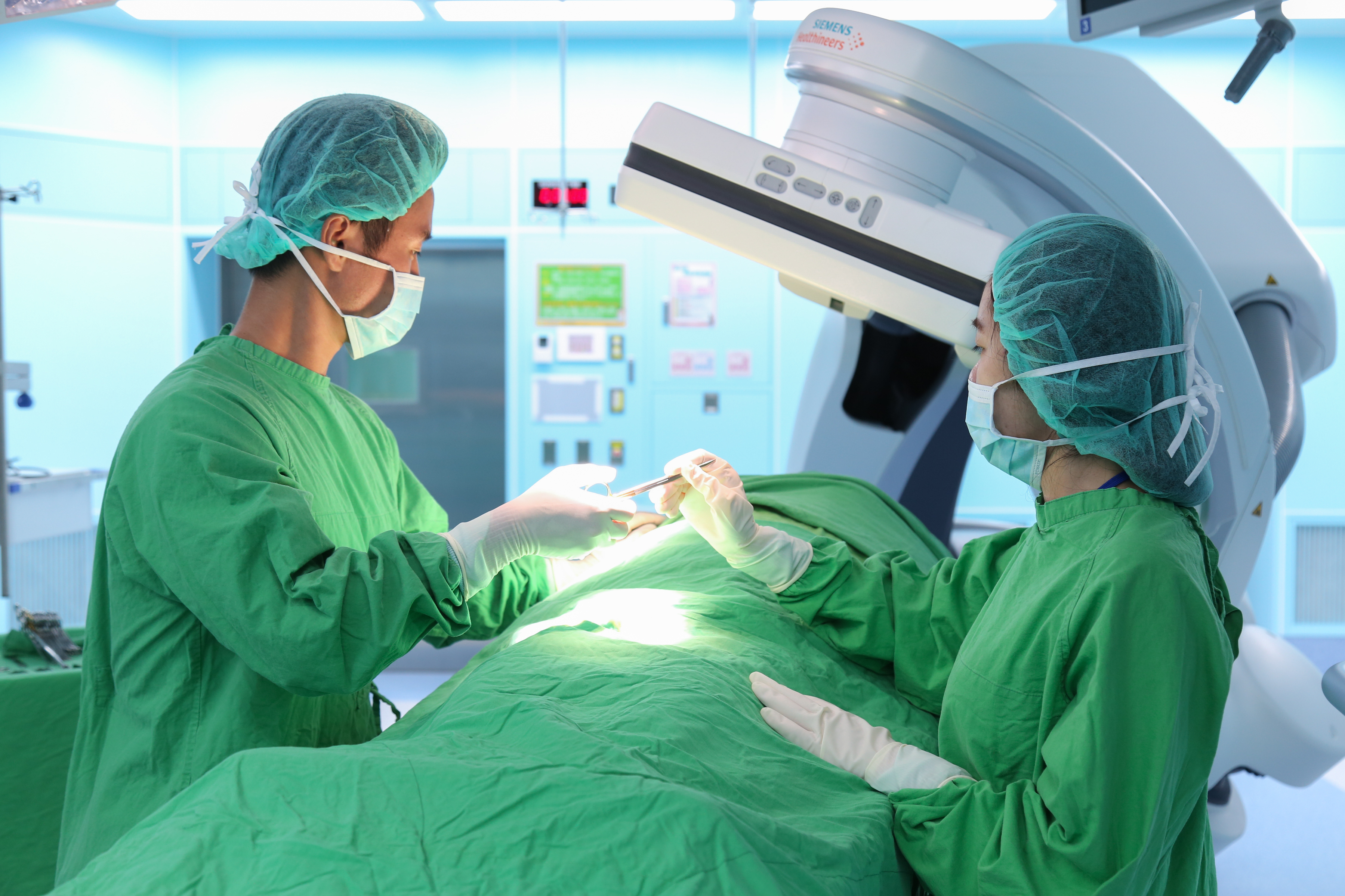 Hybrid OR (復合式手術房)備有最先進的CT和Angiography