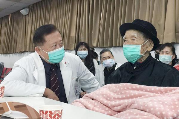 魏崢院長與107歲陳爺爺