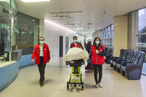 Medical personnel of Landseed International Hospital Shanghai Hexin Branch escorted severely ill pat