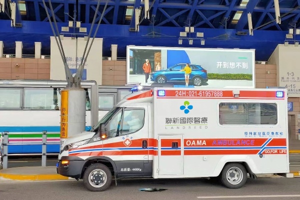 Medical personnel of Landseed International Hospital Shanghai Hexin Branch escorted severely ill pat