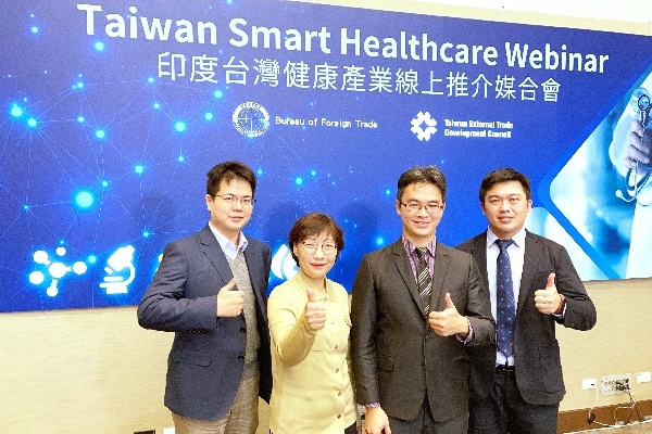 台灣外貿協會與聯新國際醫院國際醫療中心副主任、王凱平醫師合照