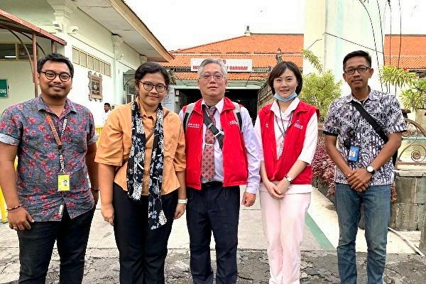 印尼外交部與勞工部官員對聯新國際醫院醫師戴道堅（中）及護理師圓滿完成國際醫療轉送