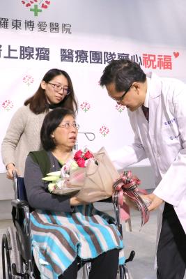 心臟內科醫師、雷孟桓副院長贈花祝福。