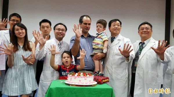 Taiwanese Medical Expertise Shines! Jordanian Boy with Apert Syndrome "Give Me Five" Reborn