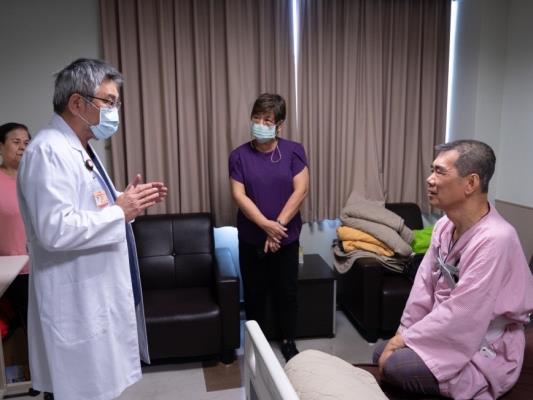 楊志鴻醫師與King先生解釋病情