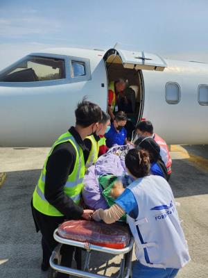 Tungs' Formosa SOS transfering the patient