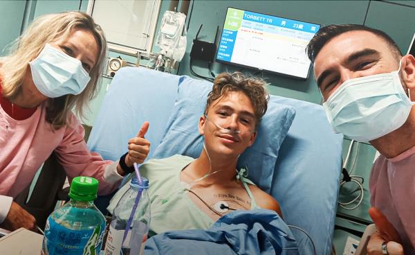 Tristan Torbett (中)在顱內取栓手術後，於ICU甦醒。(Photo courtesy of Adam Quigley)