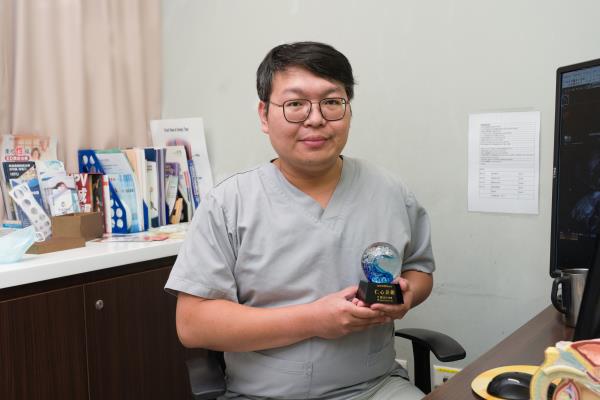 香港患者特地做奖座，像长安医院医疗团队表达感谢。