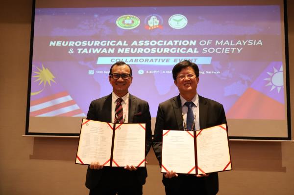 Chief Chen Chun-Chung of the of Neurosurgery Department at CMUH (right) represented the Taiwan Neuro