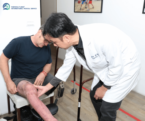 Hai chân bị xe tải cán qua, dẫn đến gãy xương hở nghiêm trọng bên dưới hai đầu gối