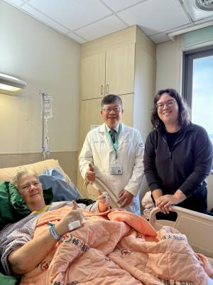 帛琉第一人！辅大医院骨科团队精准置换髋关节　病友赞「满天星」服务