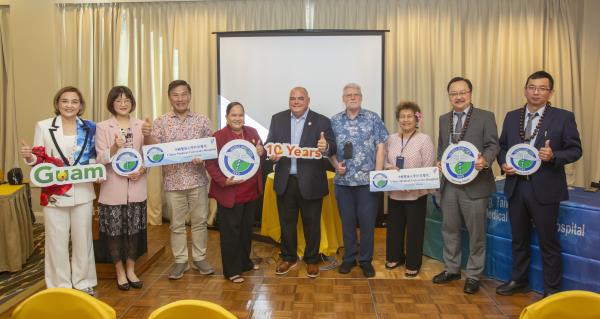 中醫大附醫國際醫療中心結合醫療團隊，泌尿部黃志平主任(右二)、人工關節科洪誌鴻主任(右一)，26日於關島舉辦「十年信賴．關島春日重聚」活動，駐關島台北經濟文化辦事處劉嘉平處長、參議員Ms. Tina 