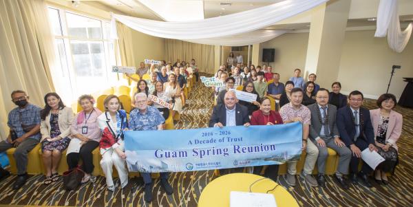 中醫大附醫國際醫療中心結合醫療團隊，人工關節科洪誌鴻主任（右二）、泌尿部黃志平主任(右三)，26日於關島舉辦「十年信賴．關島春日重聚」活動，新舊病人及駐關島台北經濟文化辦事處劉嘉平處長(右四)、參議員