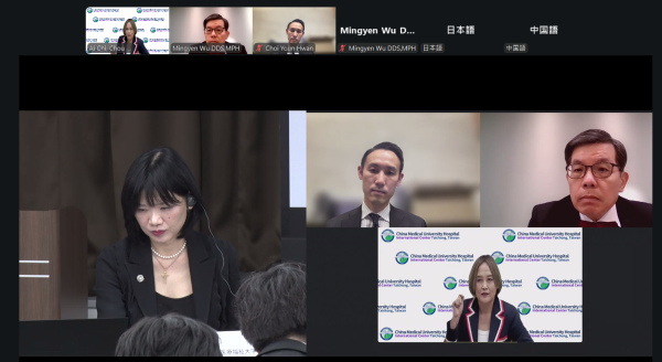 中医大附医国际医疗中心周艾齐执行长(右下)获日本厚生劳动省之邀，向全国利害关系人分享，中医大附医推动国际品牌营销，起于锁定深耕关岛市场，随后成功复制至马来西亚与文莱，具体实践「打造非首都医院成为亚太国