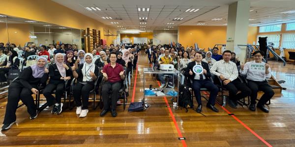 中醫大附醫攜手上銀科技，於吉隆坡蕉賴復健醫院舉辦臨床教學工作坊，獲得復健專家熱烈參，進一步將產品示範點成為臺灣醫衛產品共同採購平台，擴大「以醫帶產」成果。