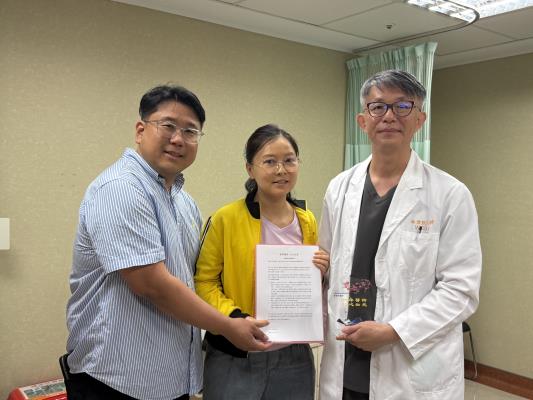 香港病人跨海來台致贈感謝狀，右一為甲狀腺消融中心林偉哲主任
