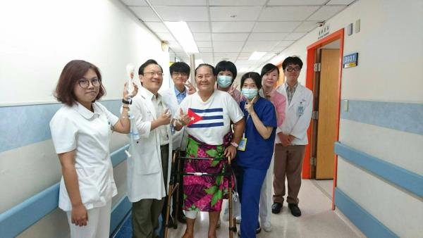 轉診病人與醫療團隊歡樂合影