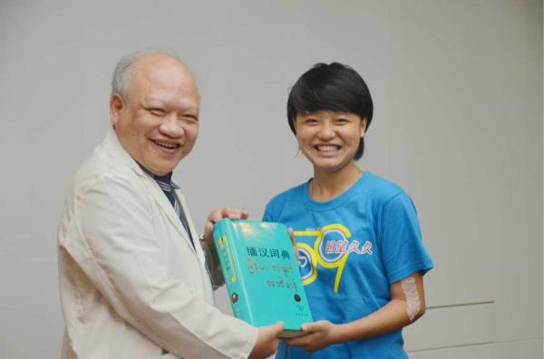 嘉基醫院院長陳誠仁送他一本中緬字典，鼓勵她繼續學習中文