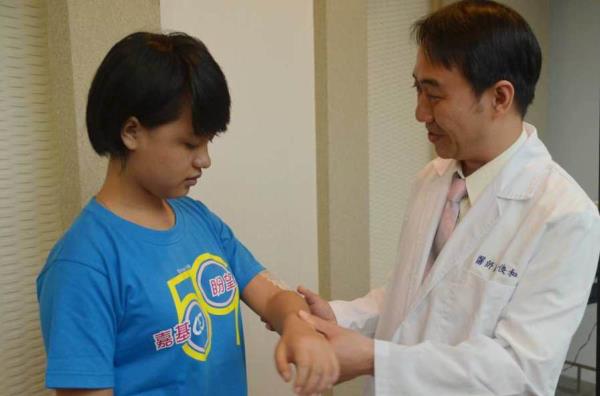 嘉義基督教醫院骨科醫師陳俊核是緬甸華僑，他為緬甸女孩黃珍蝶動手術，醫治好珍蝶變形的手，也讓她重拾自信