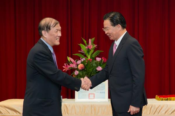 中國醫藥大學附設醫院獲外交部頒贈「外交之友貢獻獎」，外交部長吳釗燮頒贈獎章予本院周德陽院長。