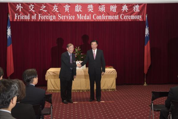 中国医药大学附设医院获外交部颁赠「外交之友贡献奖」，外交部长吴钊燮颁赠奖章予本院周德阳院长。