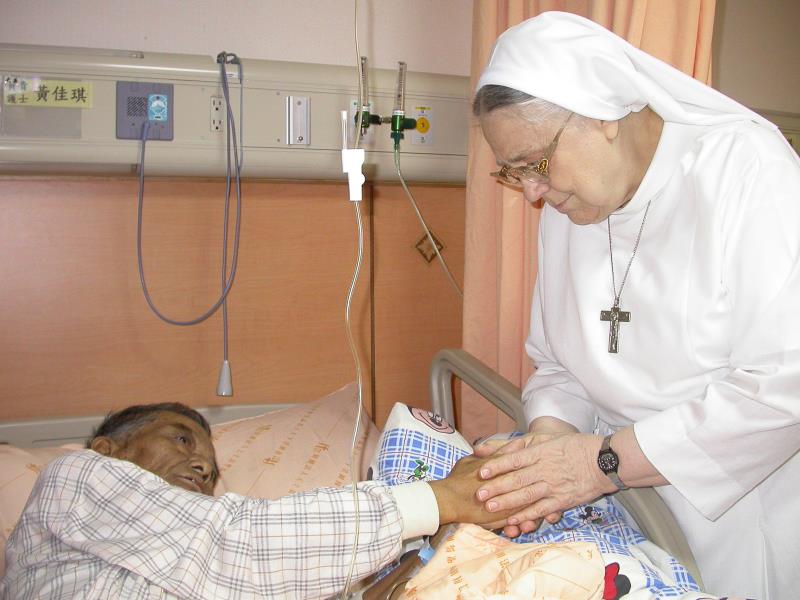 董事長華淑芳修女鼓勵病患克服病痛