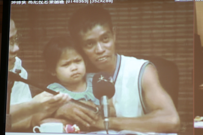 远在菲律宾的父亲杰森(Jayson de Guzman)也透过视讯，感恩医疗团队。珍妮与洁妮透过视讯看到许久不见的爸爸，开心地指着萤幕喊着「爸爸」。