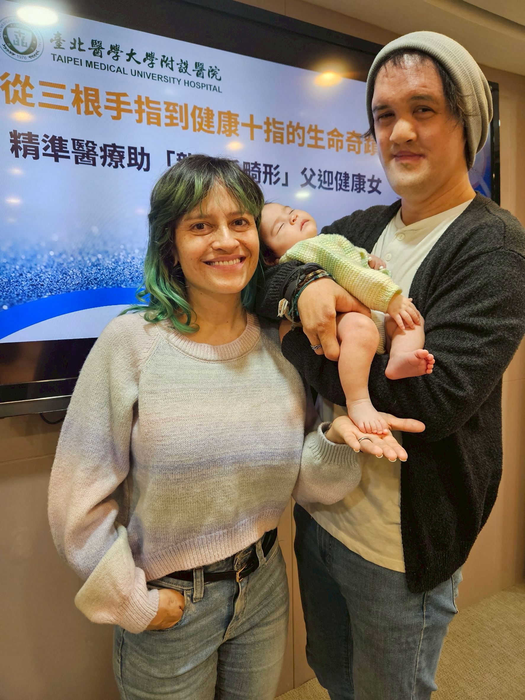 Mr. Li (right) and his wife Liz (left) successfully welcomed a healthy baby girl. If the baby girl plans to have children in the future, she will not give birth to offspring with the same rare genetic disease, creating a rare case of ending EEC syndrome in the world.
