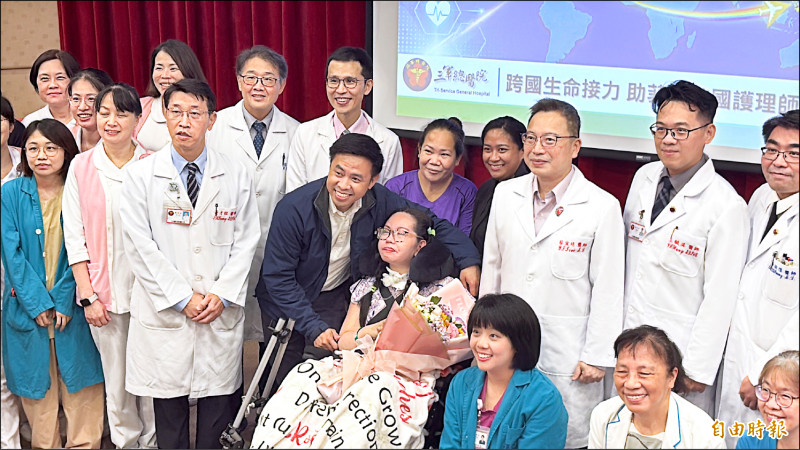 Mark和Wendy在醫療團隊陪伴下，慶祝手術成功。