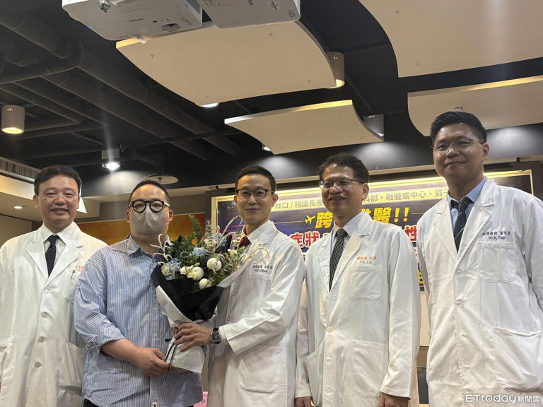 長庚醫療團隊幫助罹患眼內惡性黑色素瘤的香港陳先生(左二)恢復健康