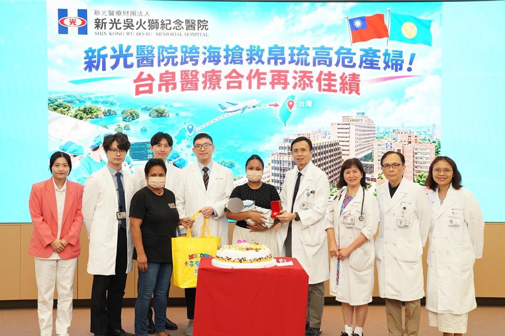 新光醫院醫護團隊與Wyonna一家。(新光醫院提供/林周義台北傳真)