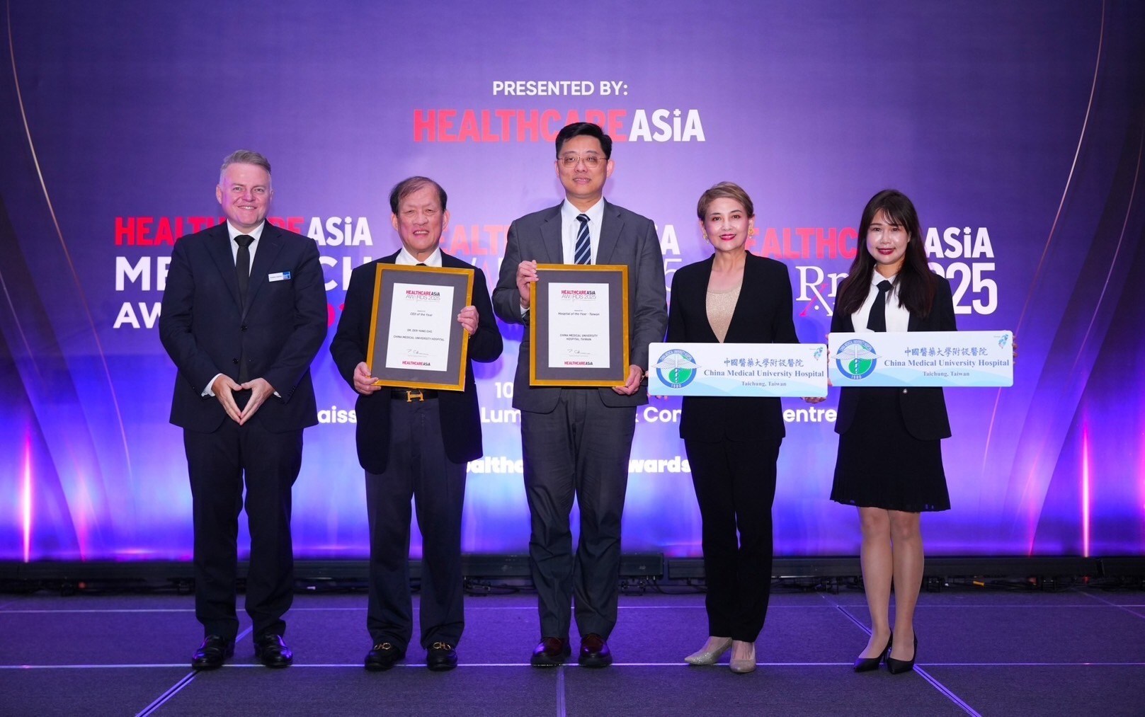 Taiwan’s CMUH was honored with the “Hospital of the Year” award at the 2025 Healthcare Asia Awards, in recognition of its strengths in smart healthcare and biomedical innovation. CMUH’s Superintendent, Dr. Der-Yang Cho (second from left), was also named “CEO of the Year,” and was the only medical leader to receive this distinction in this year’s awards. The recognition highlights his outstanding achievements in medical leadership and innovation.