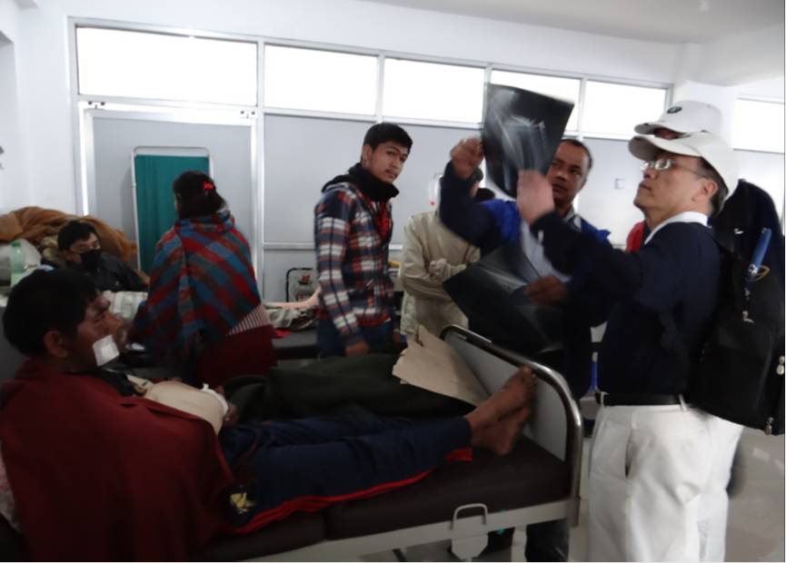 慈济赈灾医疗团廿九日在尼国展开赈灾医疗行动,分别进行医疗协助及灾区勘查援助。