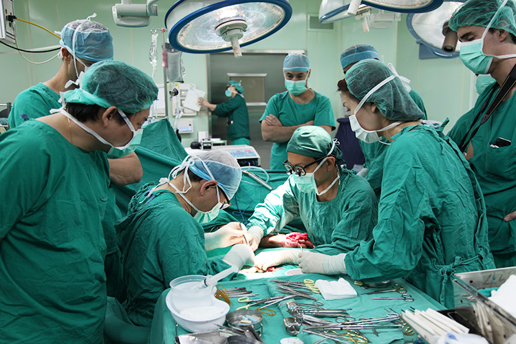 Khoa ngoại chỉnh hình Chang Gung Lâm Khẩu- Quá trình phẫu thuật bác sỹ Ai cập Solimen (Nguồn ảnh: Phim kỳ tích điều trị y tế Đài Loan của National Geographic Channel)