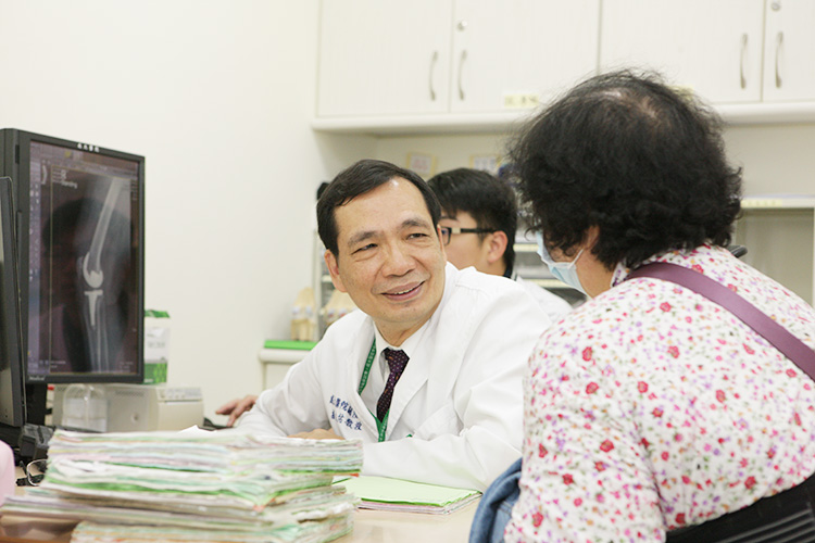 National Cheng Kung University dean intimate look orthopedic clinic