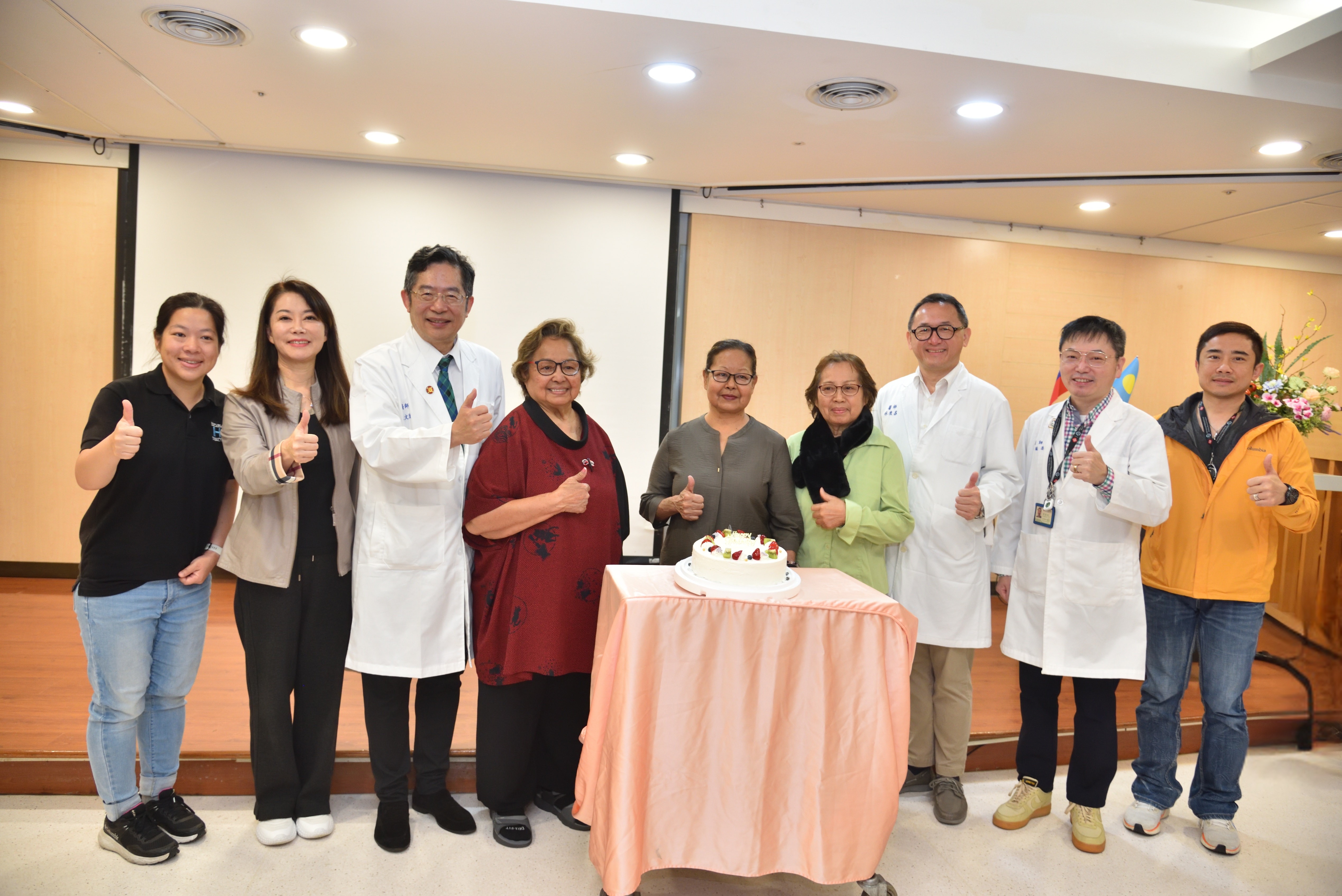 馬偕紀念醫院張文瀚總院長(左3)率醫療團隊一同祝福米德莉(中)換肝重生